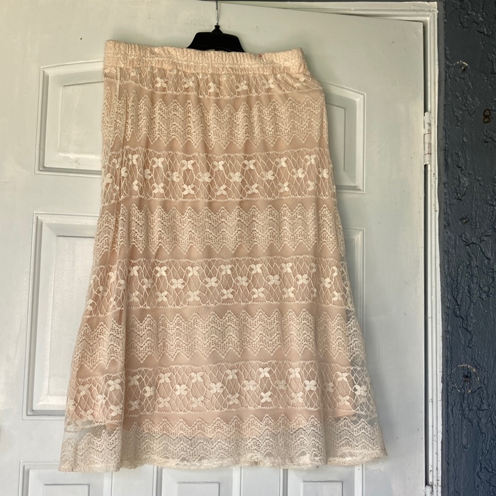 Lovely ivory lace skirt by Krazy Kat size L beige lining And side seams.